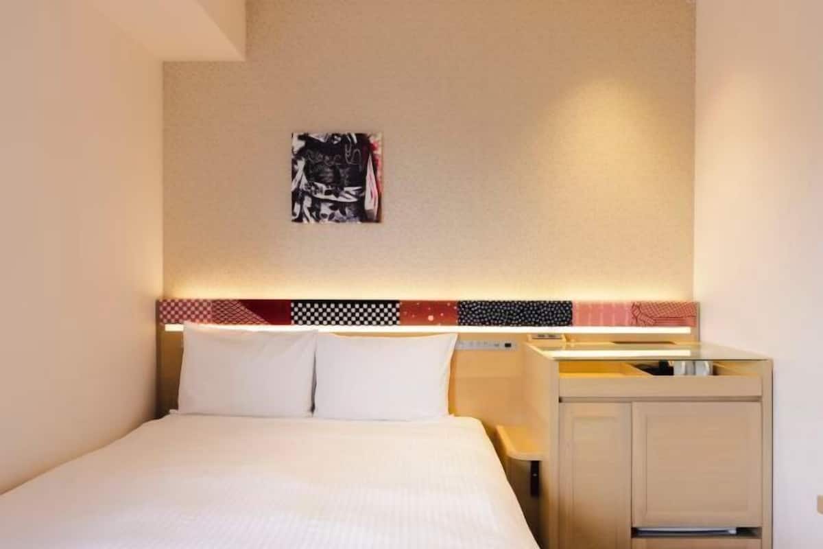 Premium bedding, down duvets, in-room safe, iron/ironing board