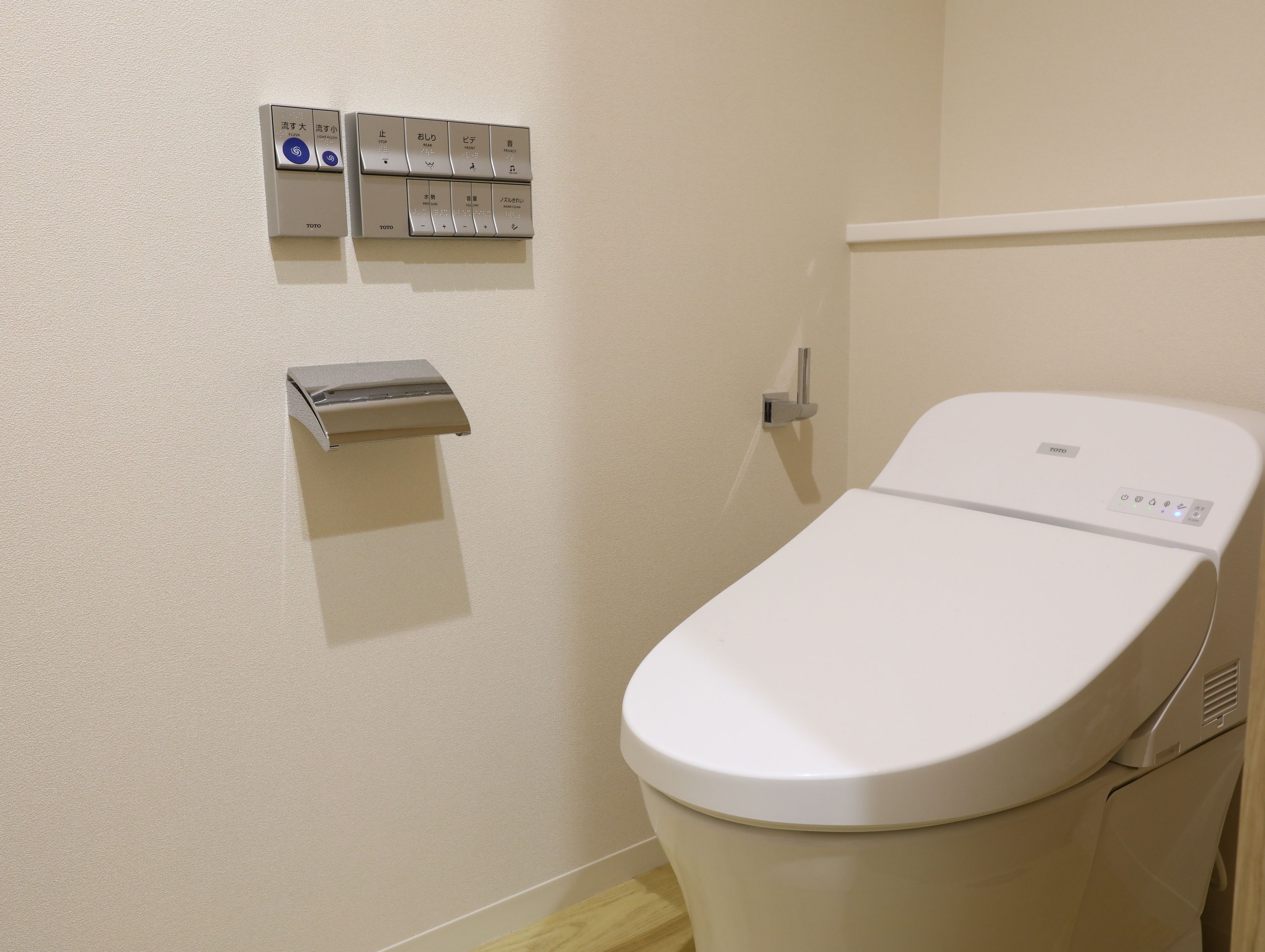 Et toilet med et kontrolpanel over.