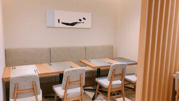 Sarapan prasmanan setiap hari (JPY 2200 per orang)