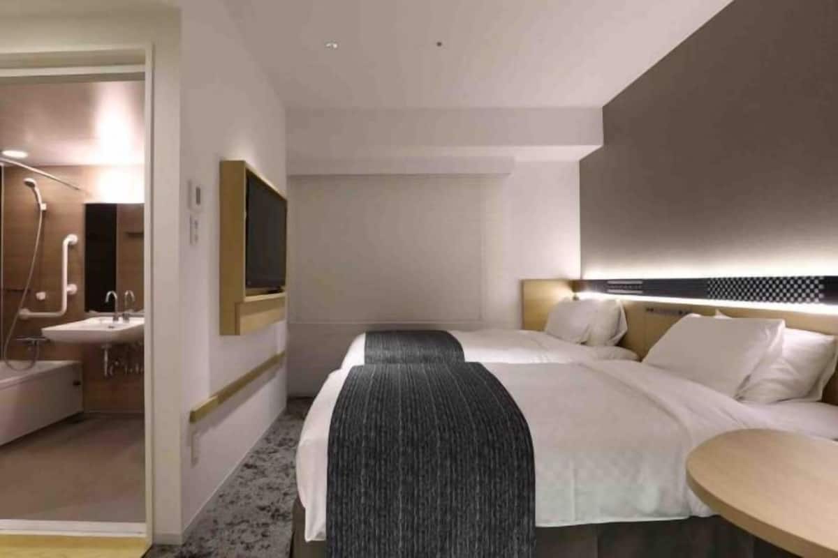 Premium bedding, down duvets, in-room safe, iron/ironing board