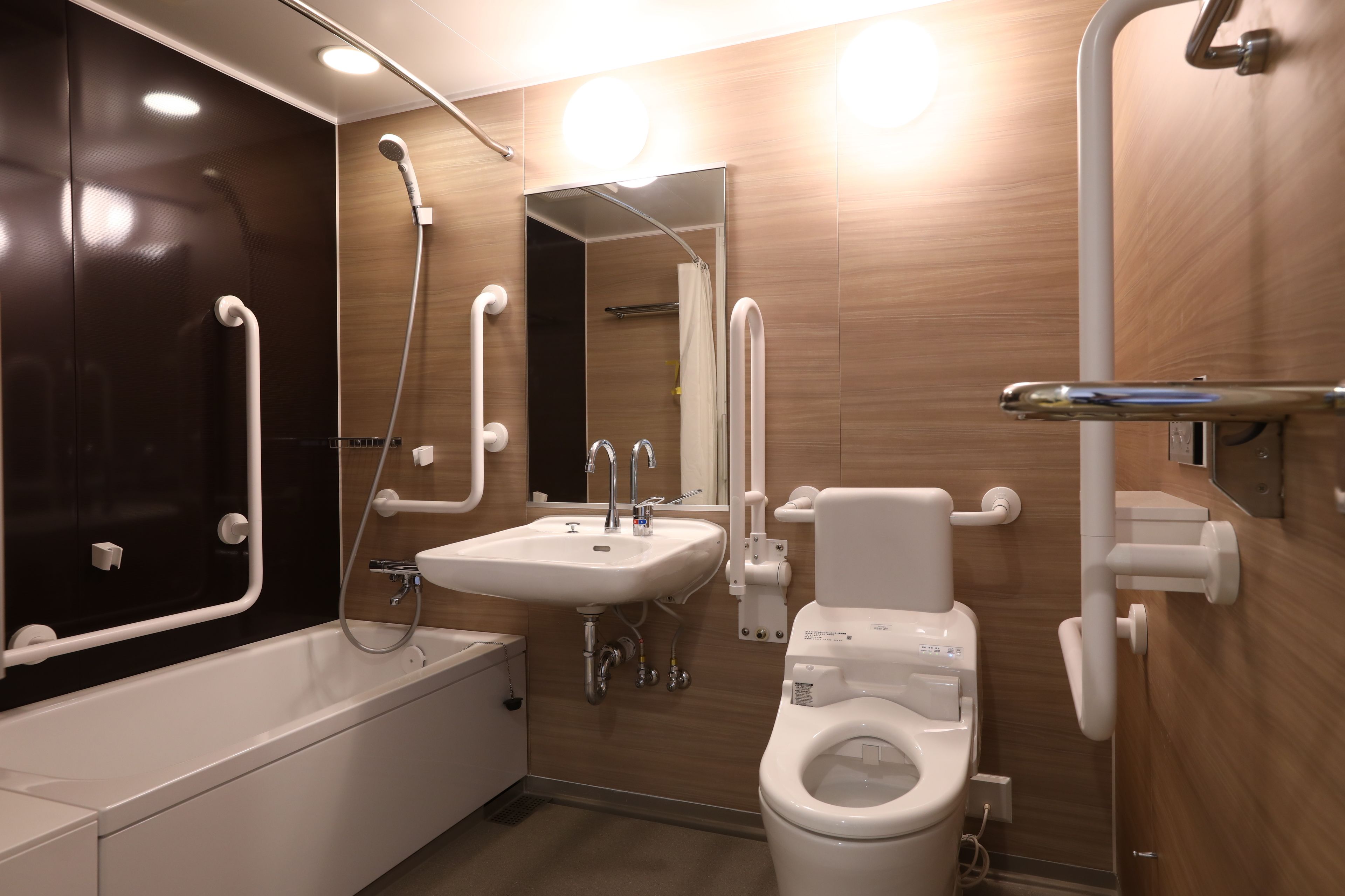 twin room, accessible, non smoking | bathroom | separate bathtub and shower, free toiletries, hair dryer, slippers