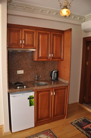 Superior Studio Suite, 1 Double Bed with Sofa bed, City View | Private kitchenette | Stovetop, electric kettle, cookware/dishes/utensils - Motif Apart (Istanbul)