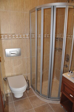 Shower, rainfall showerhead, free toiletries, hair dryer - Motif Apart (Istanbul)