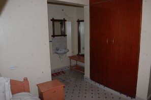 Douche, douche à « effet pluie », articles de toilette gratuits