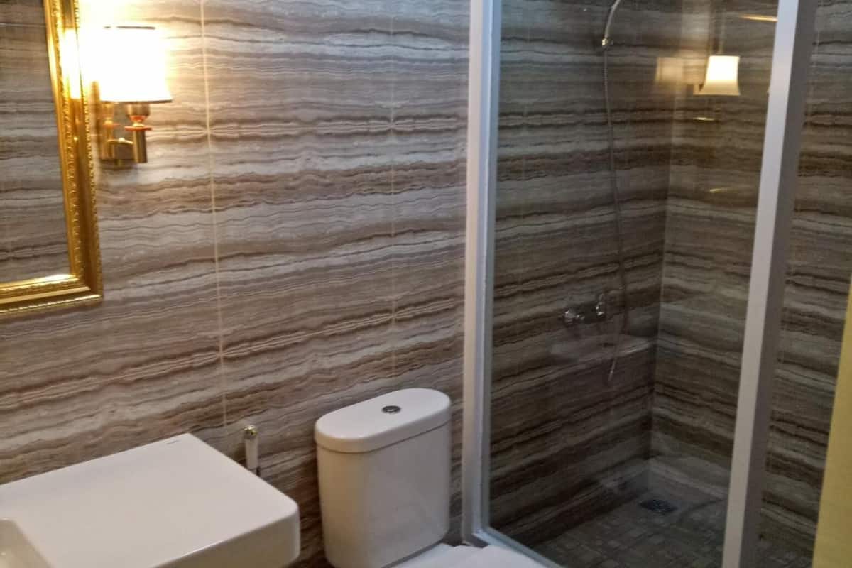 shower, free toiletries, slippers, towels