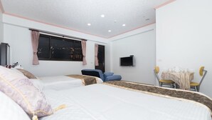 スタンダード 4 人部屋 ダブルベッド 2 台 | デスク、遮光カーテン、防音設備、可動式ベッド