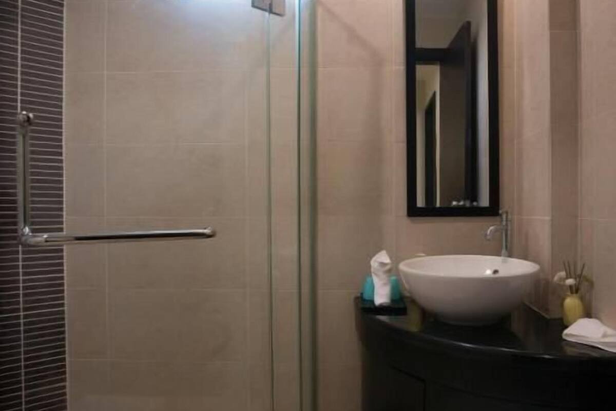 3 bedroom luxury residence | bathroom | shower, free toiletries, towels