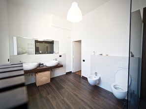 Appartamento | Bagno | Doccia, set di cortesia gratuito, asciugacapelli, asciugamani