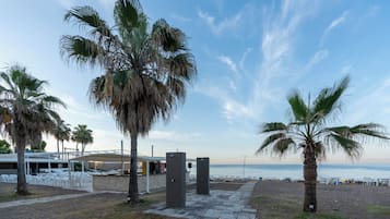 Praia particular nas proximidades, espreguiçadeiras, guarda-sóis