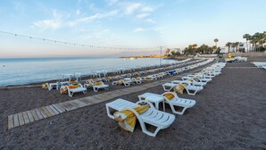 在附近的私人海滩、沙滩椅、海滩遮阳伞、间海滩酒吧