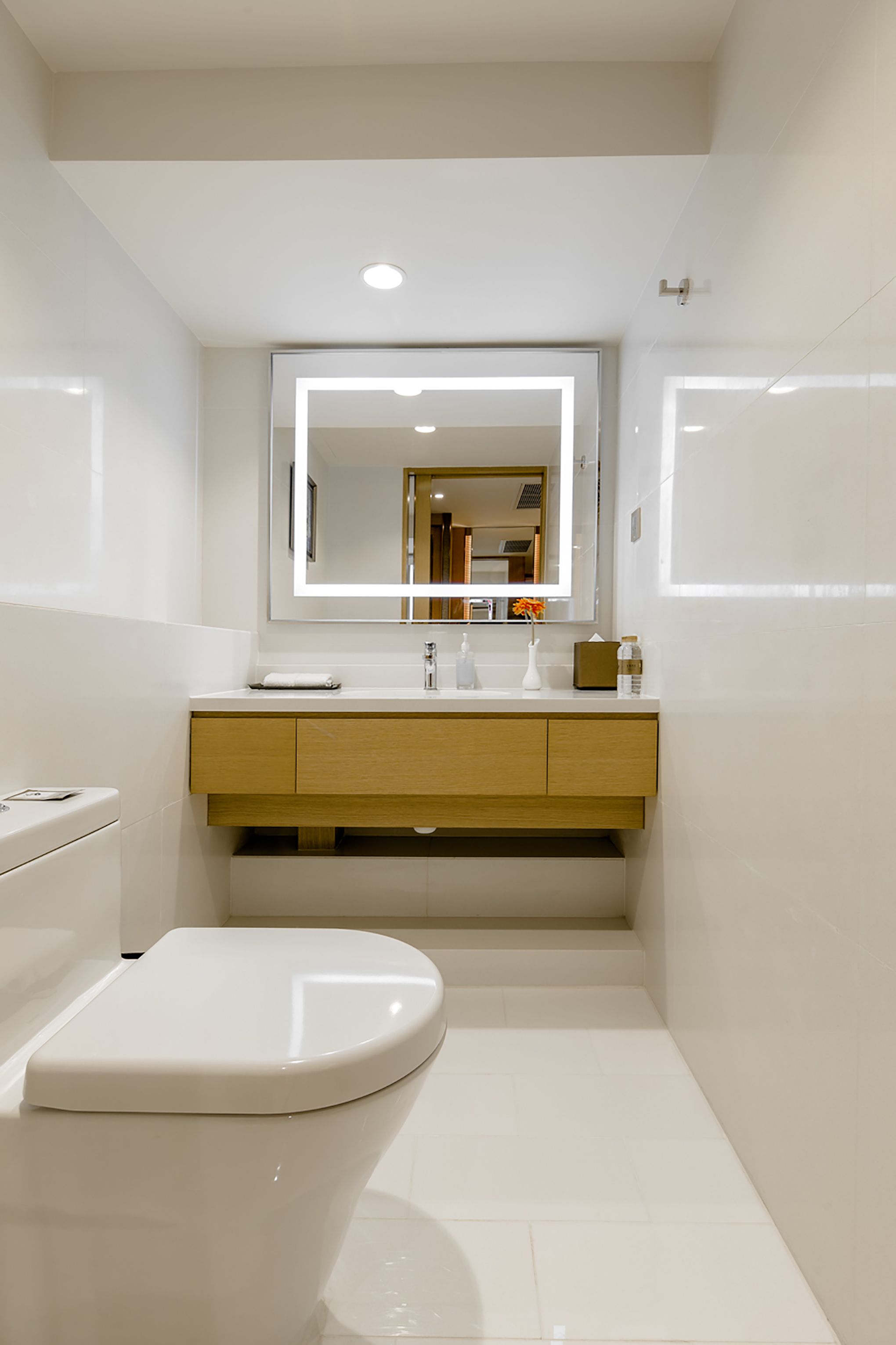 superior suite (partly non-smoking room (with closed window)) | bathroom | combined shower/bathtub, deep-soaking bathtub, free toiletries