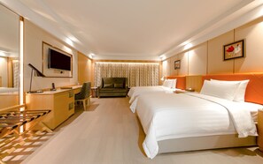 Minibar, brankas, meja kerja, dan kedap suara
