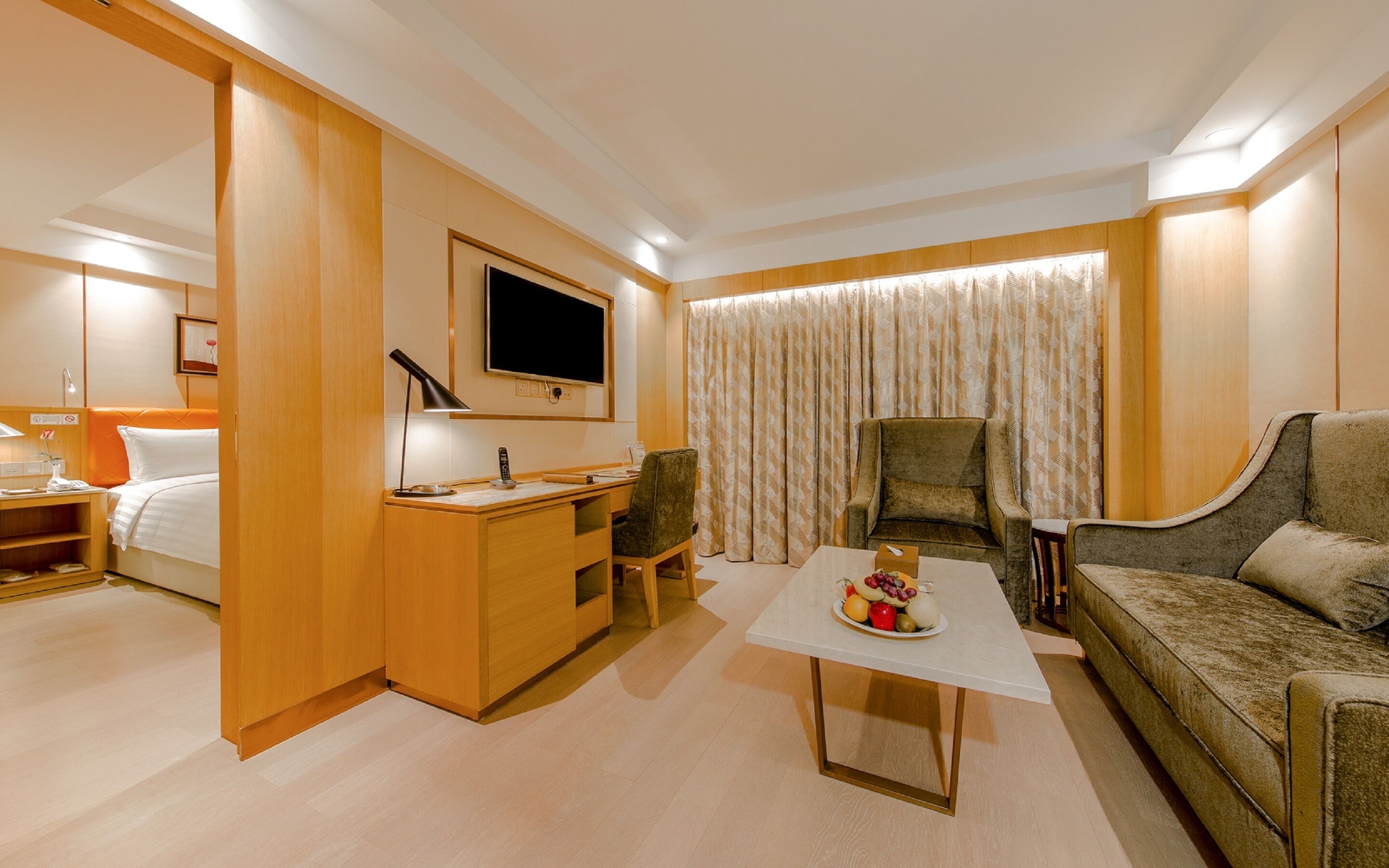 superior suite (partly non-smoking room (with closed window)) | minibar, in-room safe, desk, soundproofing