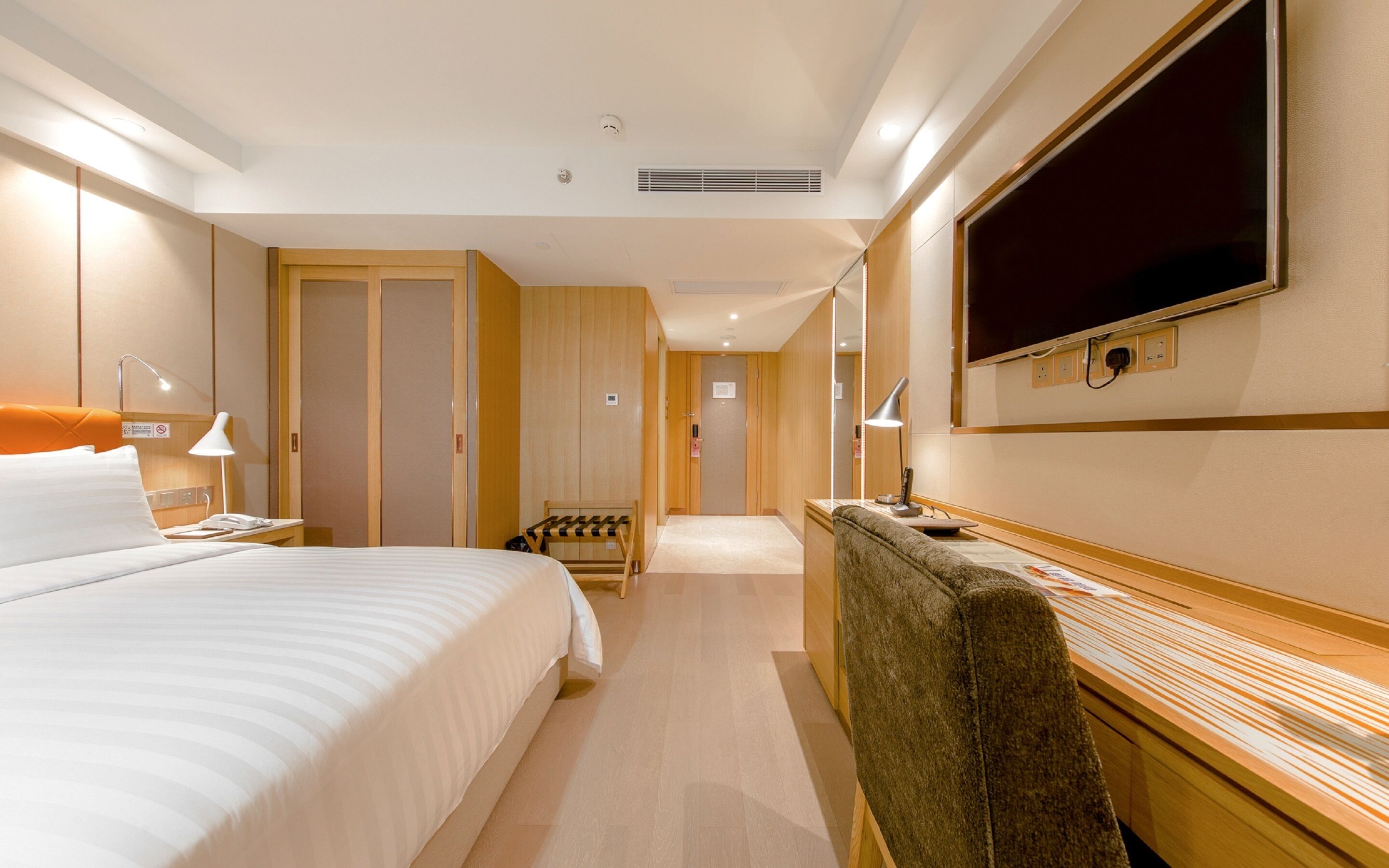 Superior Double Room (Partly Non-Smoking Room (with closed window)) | Minibar, in-room safe, desk, soundproofing