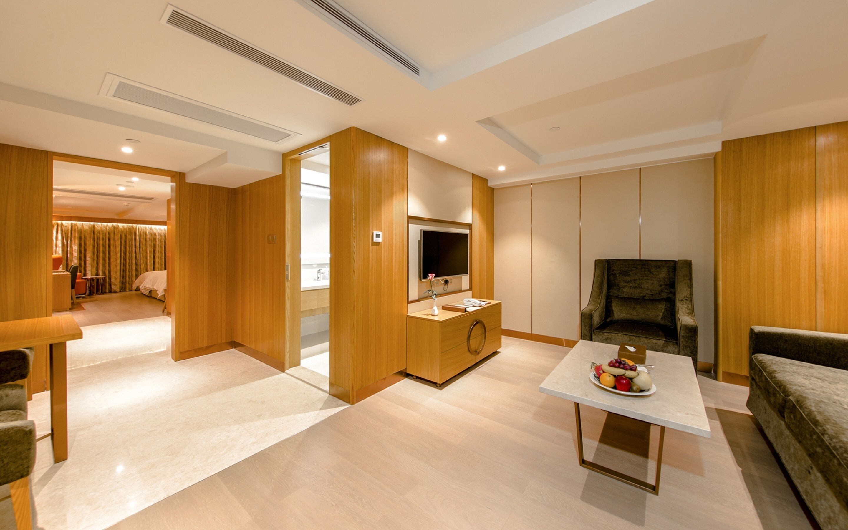 deluxe suite (partly non-smoking room (with closed window)) | minibar, in-room safe, desk, soundproofing