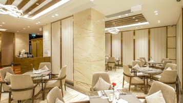 Aamiainen, lounas ja illallinen; kansainvälinen keittiö