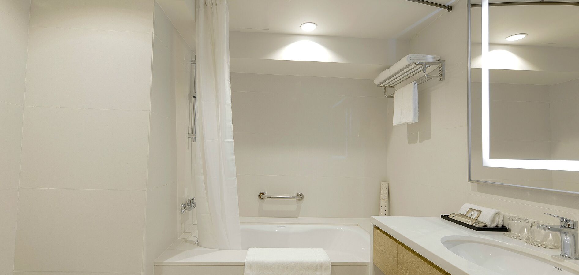 superior twin room (partly non-smoking room (with closed window)) | bathroom | combined shower/bathtub, deep-soaking bathtub, free toiletries