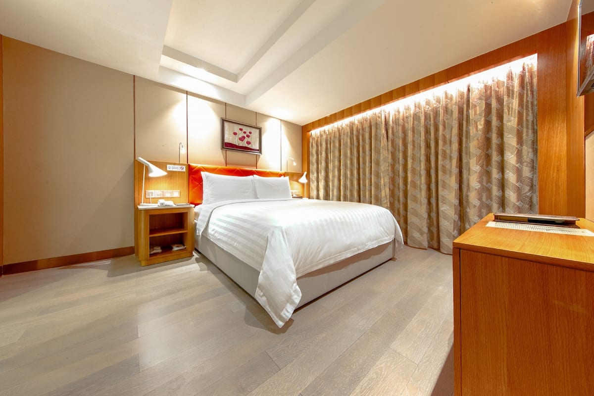 Suite Superior (Partly Non-Smoking Room,closed window) | Minibar, cassaforte in camera, una scrivania, insonorizzazione