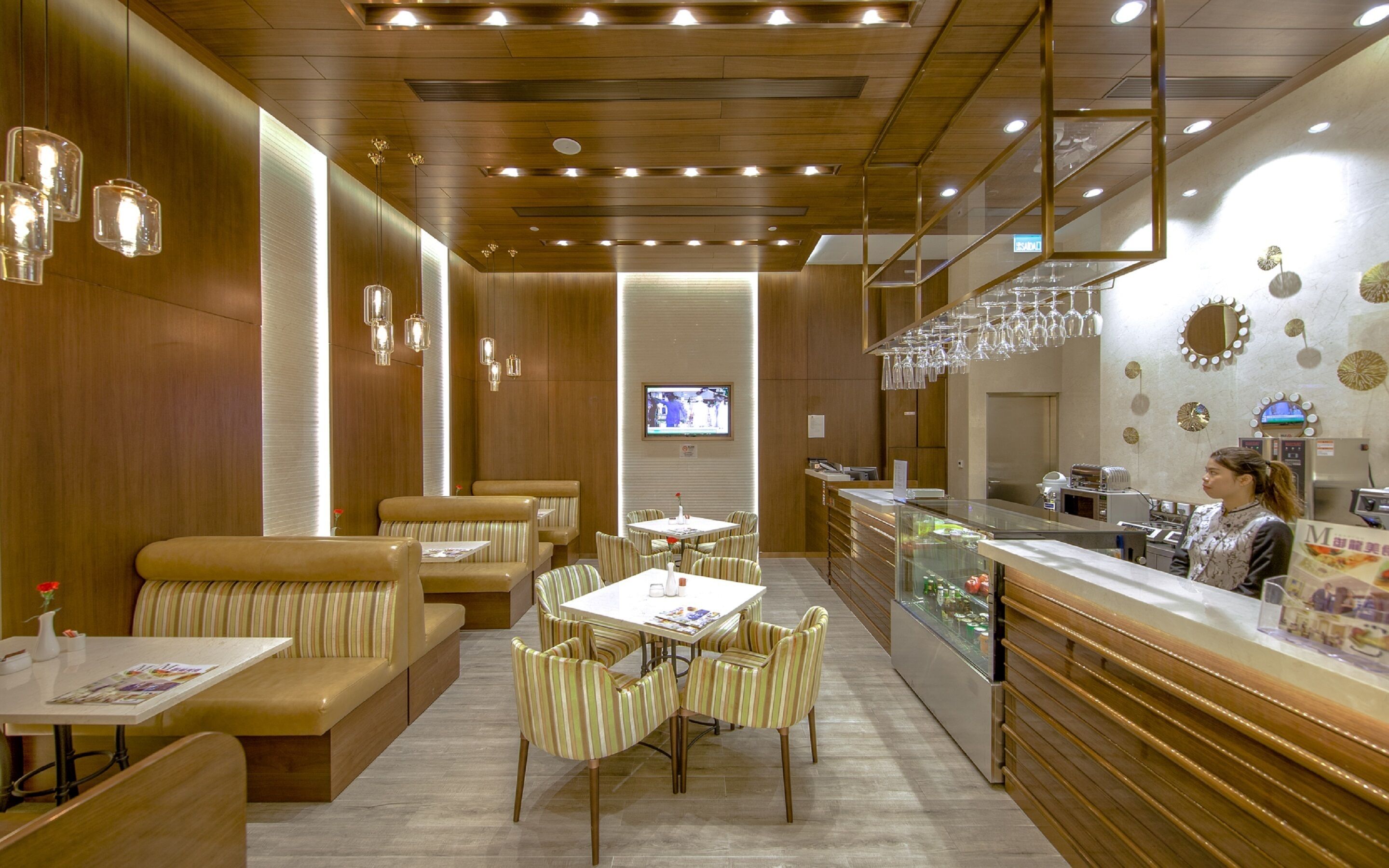 breakfast, lunch, dinner served; international cuisine