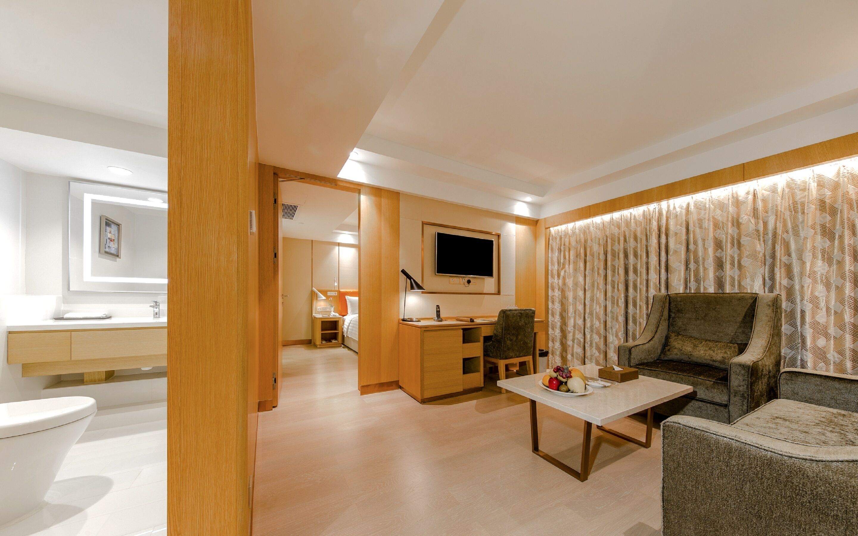superior suite (partly non-smoking room (with closed window)) | minibar, in-room safe, desk, soundproofing