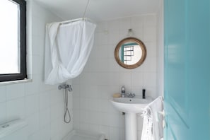 Beachfront Villa 4 Bedrooms | Salle de bain | Douche, articles de toilette gratuits, sĂšche-cheveux
