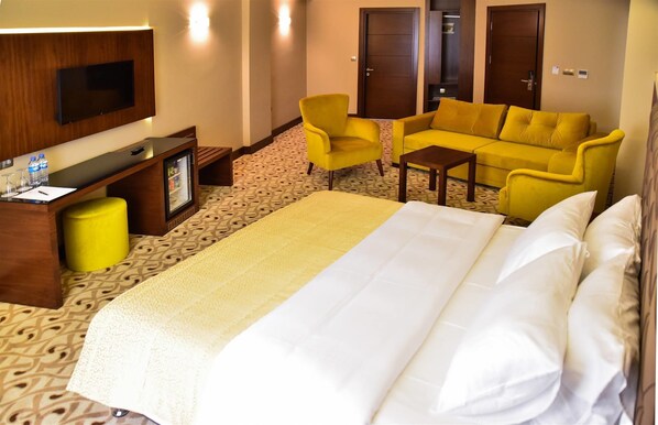 Deluxe-Suite | Minibar, Zimmersafe, Schreibtisch, kostenloses WLAN