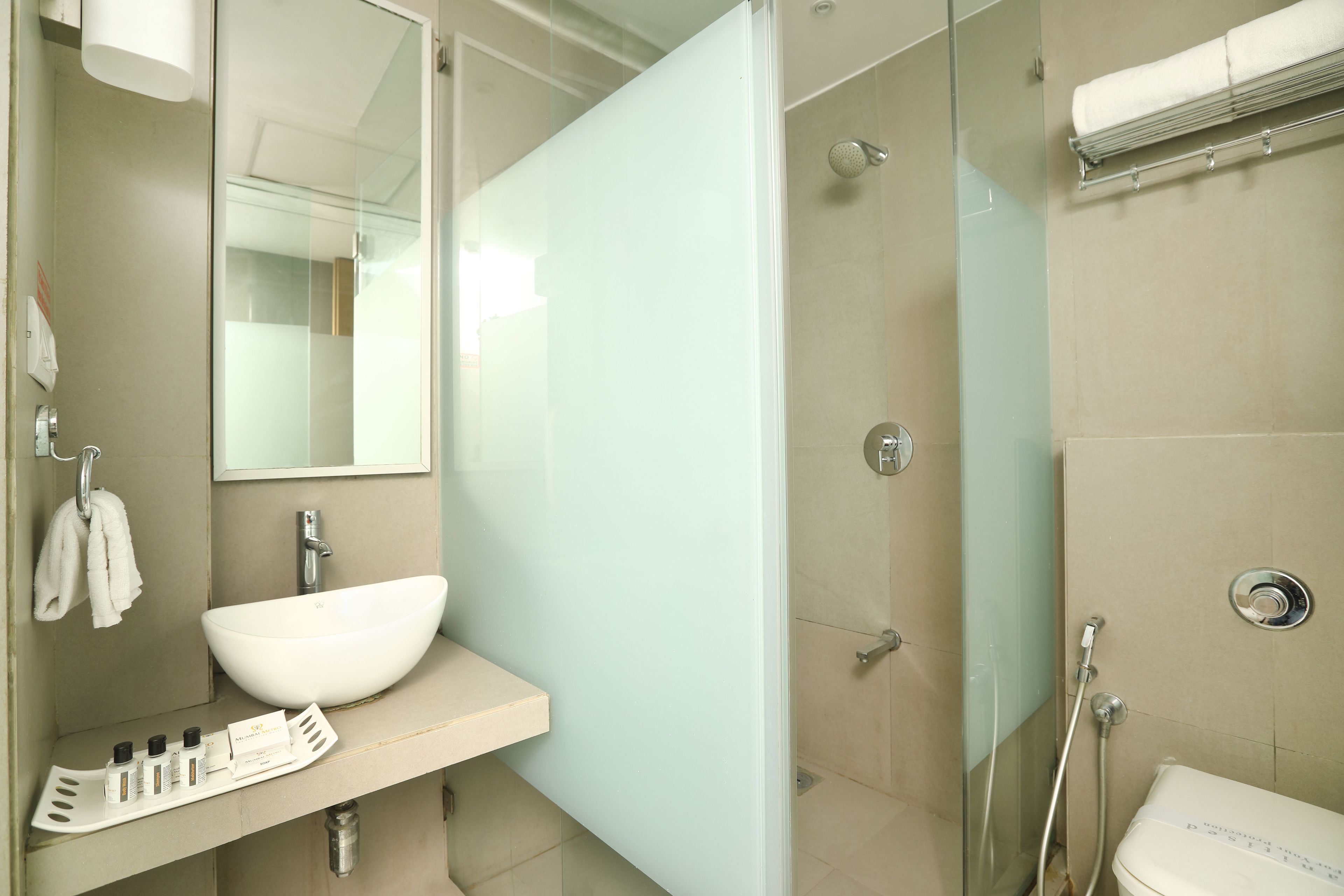 Habitación Deluxe doble, 1 cama doble | Servicios del cuarto de baño | Ducha, artículos de higiene personal gratuitos y toallas