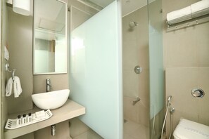 Dobbeltrom – deluxe, 1 dobbeltseng | Baderomsfasiliteter | Dusj, toalettartikler (inkludert) og håndklær