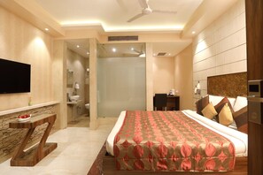 Dobbeltrom – deluxe, 1 dobbeltseng | Safe på rommet, skrivebord og strykejern/-brett