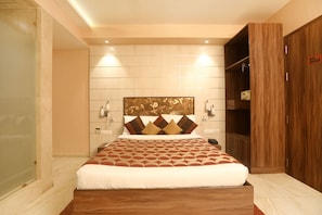 Studio Suite Deluxe, 1 giường đôi | Két bảo mật tại phòng, bàn, bàn ủi/dụng cụ ủi quần áo