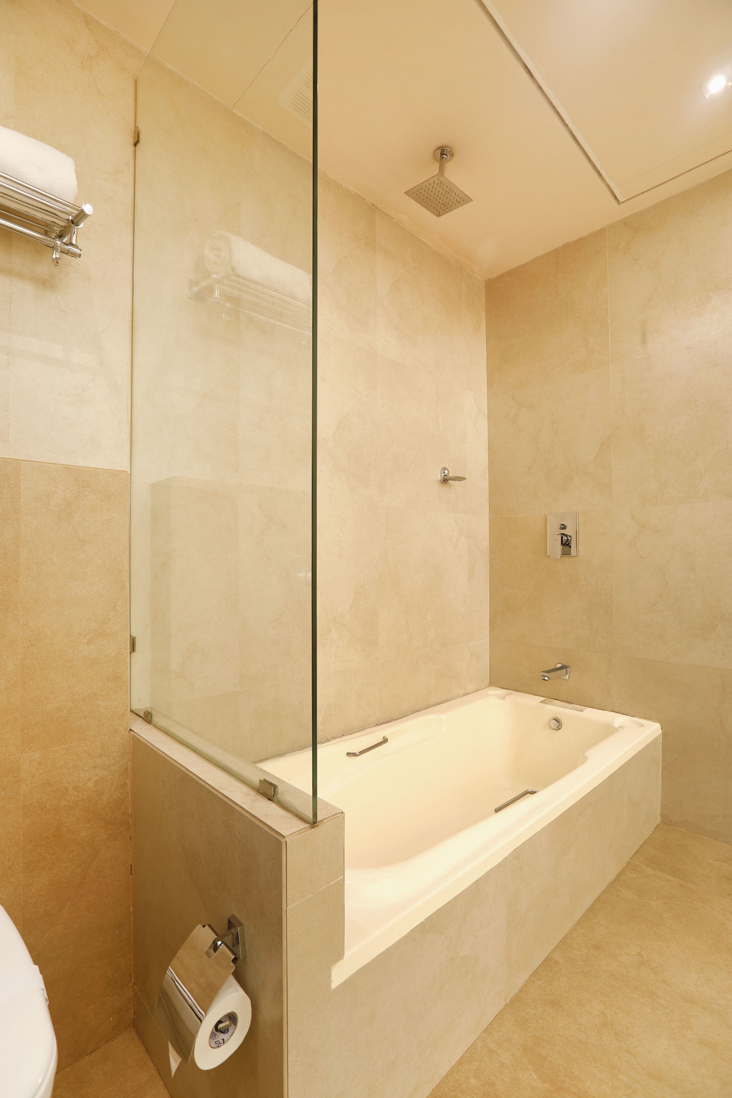 デラックス スタジオスイート ダブルベッド 1 台 | バスルーム | シャワー、バスアメニティ (無料)、タオル