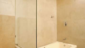 Deluxe studio suite, 1 tweepersoonsbed | Badkamer | Een douche, gratis toiletartikelen, handdoeken