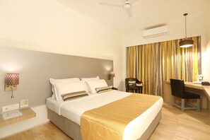 Phòng đôi Deluxe, 1 giường đôi | Két bảo mật tại phòng, bàn, bàn ủi/dụng cụ ủi quần áo 