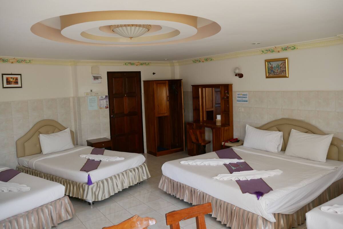 Blackout curtains, free WiFi