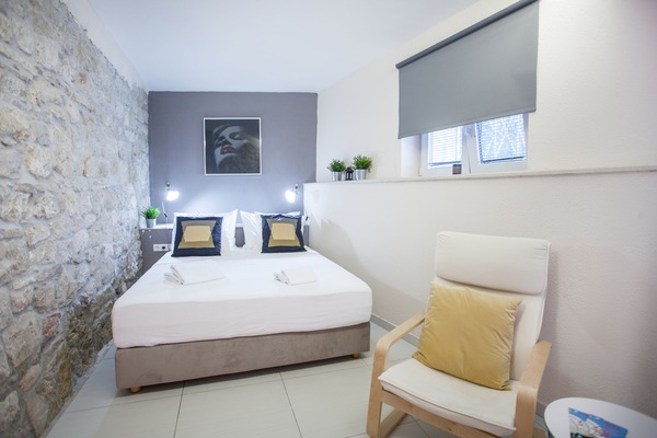 Studio tiện nghi đơn giản, 1 giường cỡ queen, tầng trệt (A3) | Phòng cách âm, bàn ủi/dụng cụ ủi quần áo