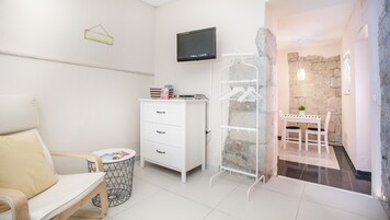 Comfort Studio, 1 Queen Bed, Ground Floor (A3) | Soundproofing, iron/ironing board, free cribs/infant beds, travel crib