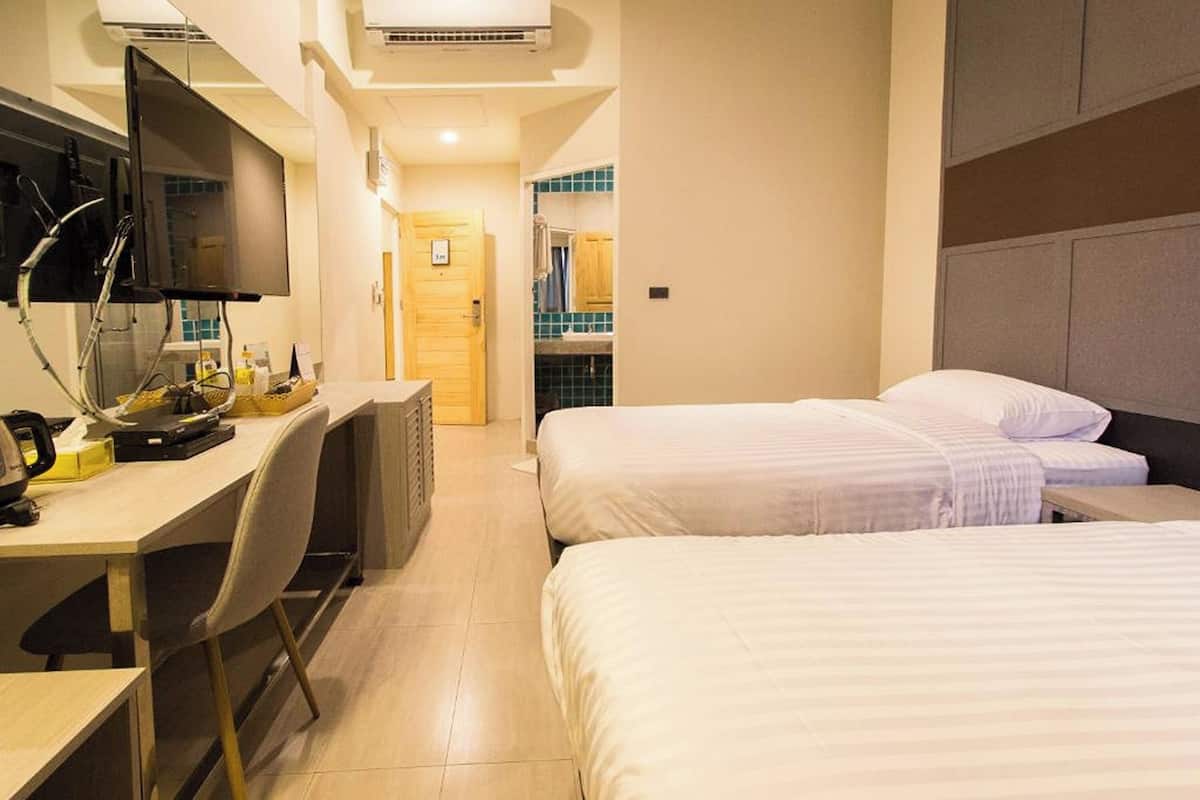 Twin Bedroom with Private Bathroom | 書桌、免費 Wi-Fi、床單