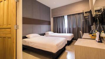 Twin Bedroom with Private Bathroom | Vista desde la habitación