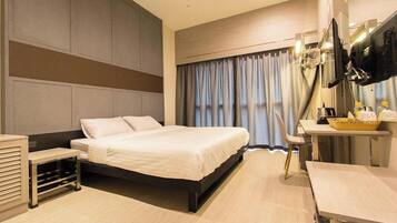 Double Bedroom with Private Bathroom | Escritorio, wifi gratis y ropa de cama