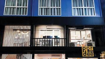 Vista frontal de la propiedad