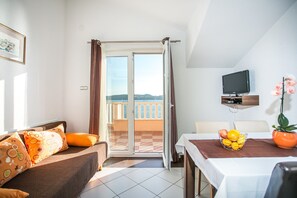 Apartment, 1 Queen-Bett, Meerblick (A2) | Wohnbereich | Flachbildfernseher