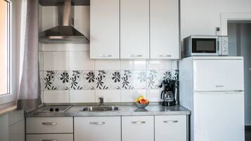 Apartemen Comfort, 1 Tempat Tidur Queen, pemandangan laut (A6) | Dapur pribadi | Lemari es, mesin pembuat kopi/teh, dan ketel listrik
