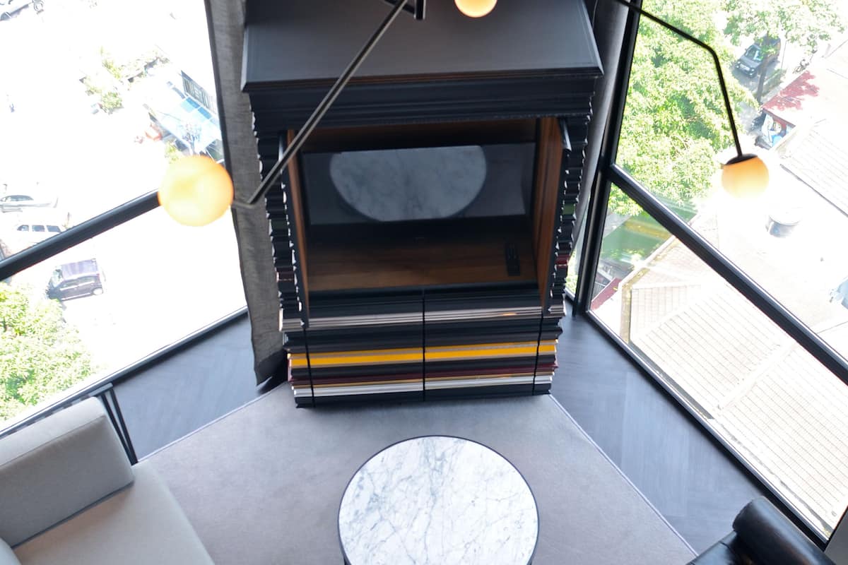 Een moderne woonkamer met een bank, een ronde salontafel en een open haard.
