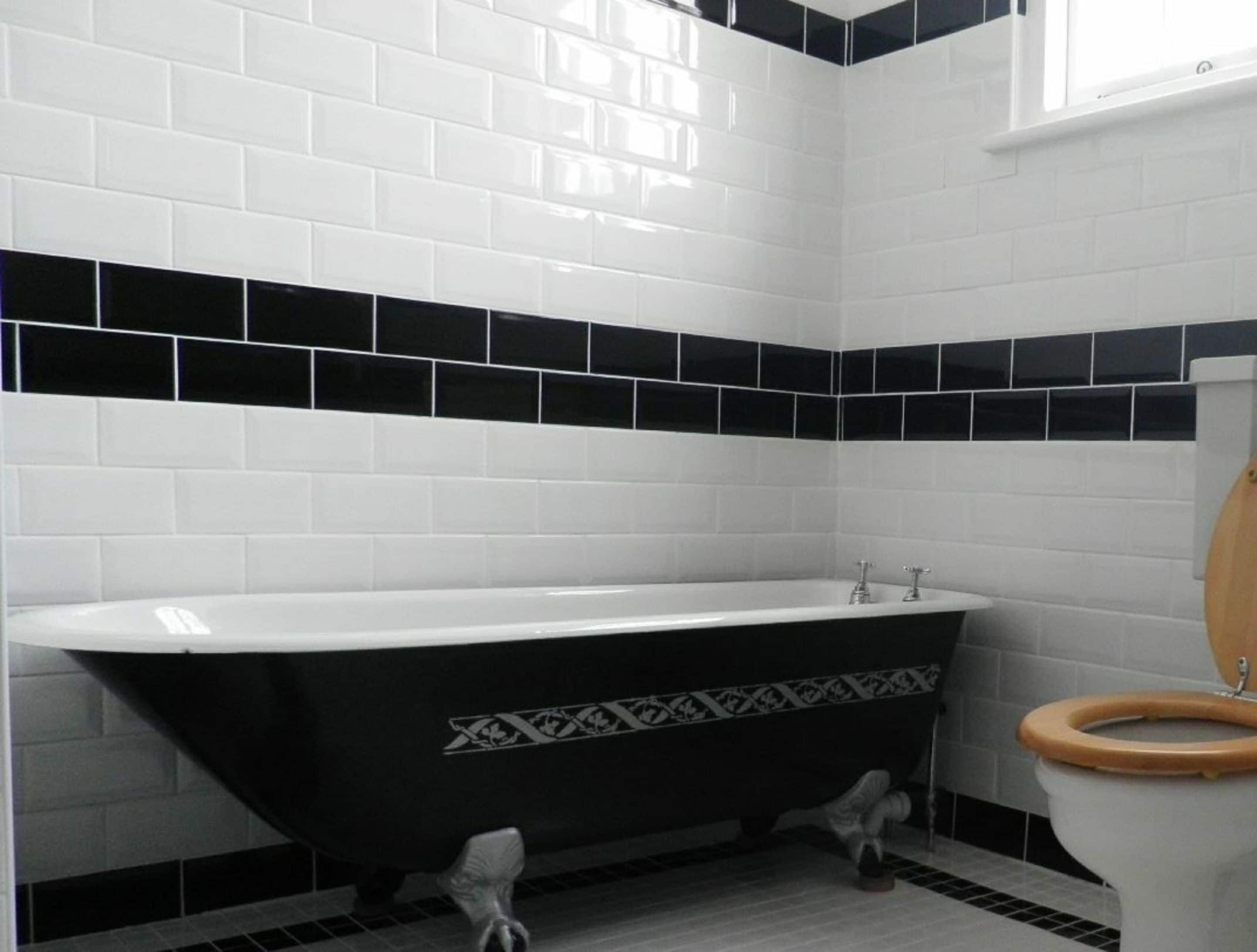 Un bagno con una vasca freestanding, un water e una finestra.