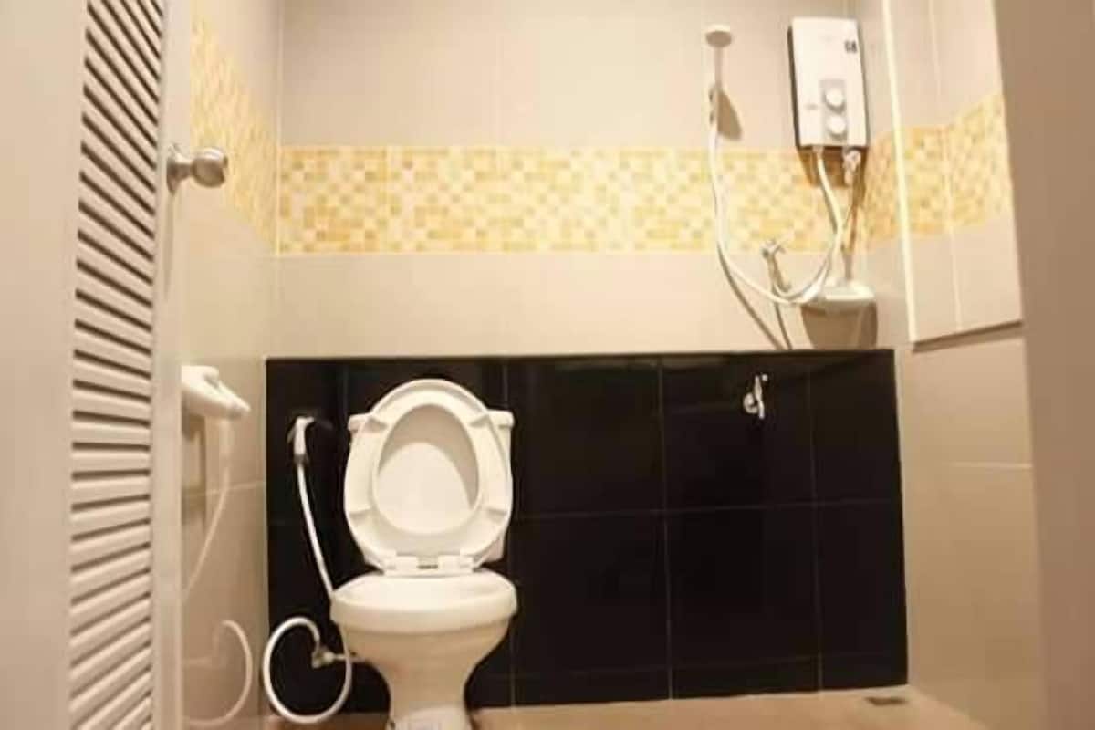 shower, free toiletries, towels