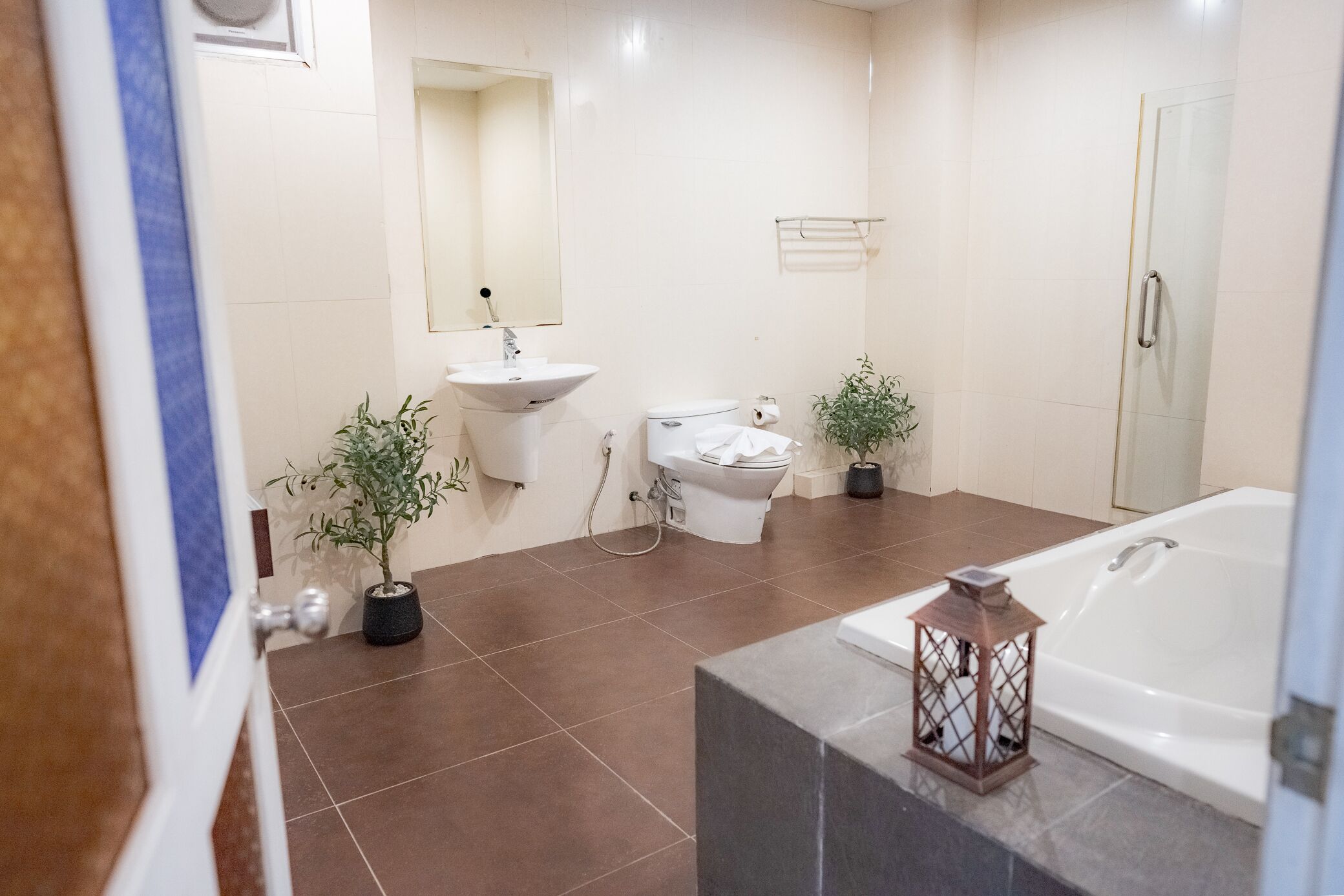 Suite with Garden View | 浴室 | 免费洗浴用品、吹风机、坐浴桶、毛巾