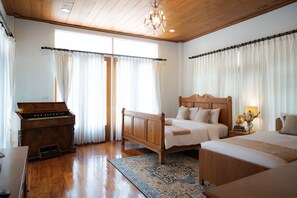 Grand Pool Suite | ミニバー、セーフティボックス (室内)、客室ごとに異なるインテリア、デスク