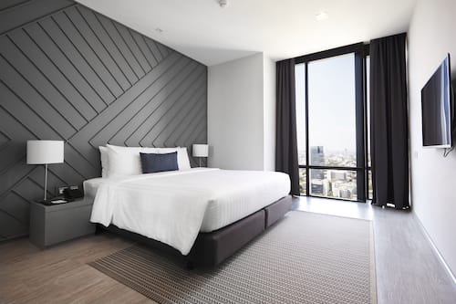 Premium Suite | Premium bedding, in-room safe, desk, laptop workspace