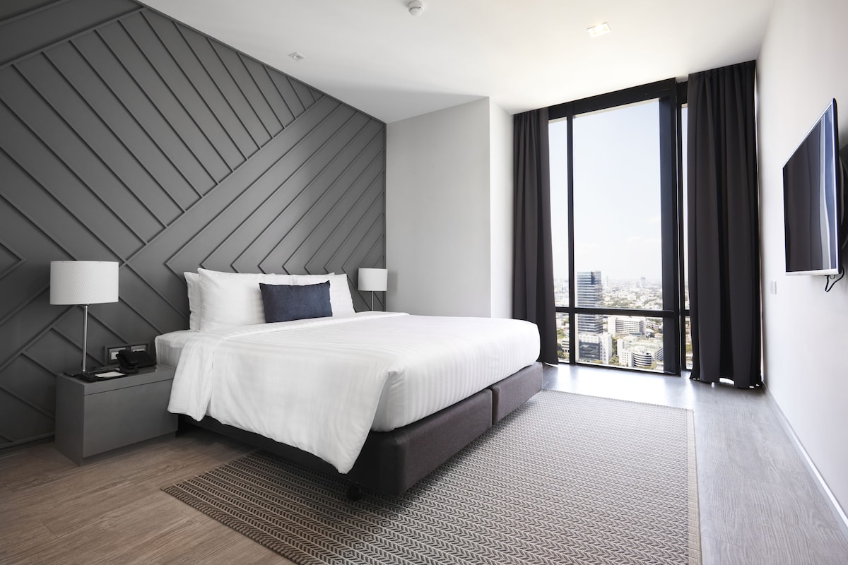 Deluxe Room at The Quarter Ari by UHG