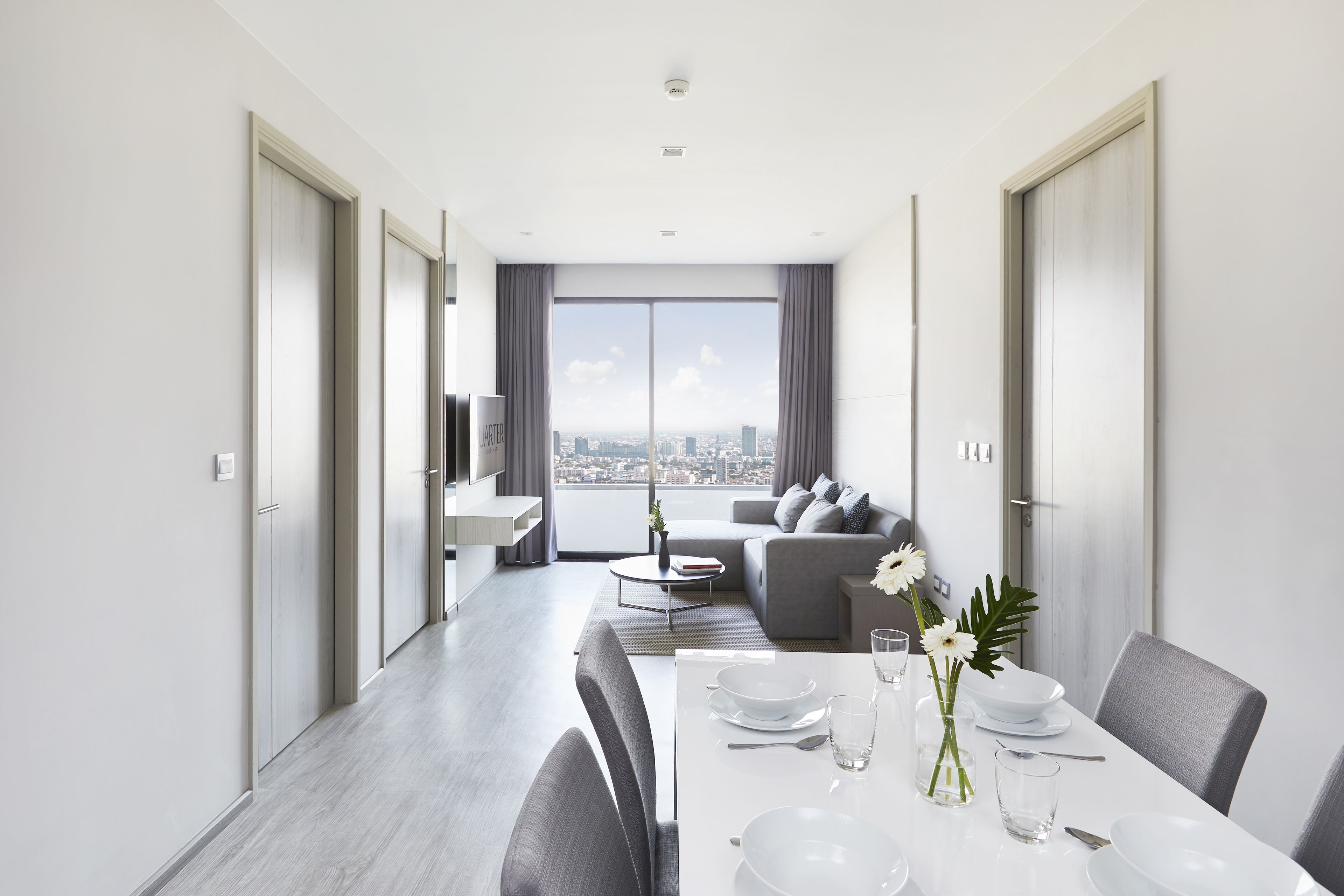 Suite familiar, 2 habitaciones | Cocineta privada | Refrigerador, microondas, cafetera y tetera y tetera eléctrica 